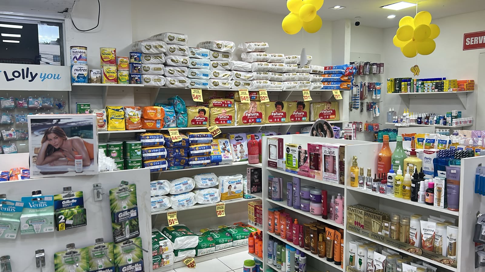 Prateleiras com produtos de higiene, perfumaria e cuidado infantil